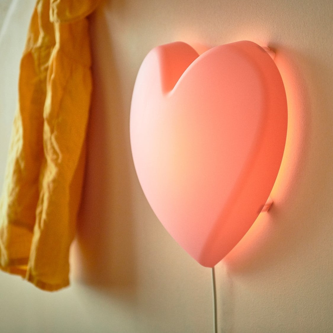 Lámpara de pared UPPLYST corazón rosado