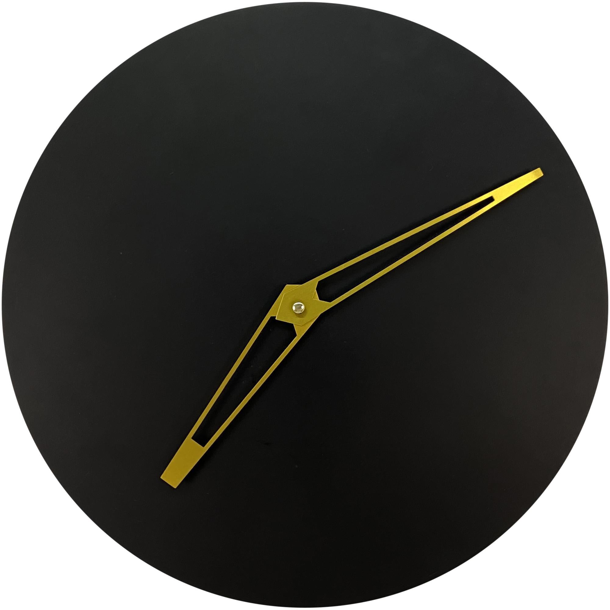 Reloj de pared negro con dorado